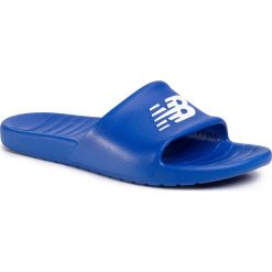 Klapki NEW BALANCE - SUF100TB Niebieski. Niebieskie klapki męskie New Balance, z tworzywa sztucznego, bez zapięcia. W wyprzedaży za 79,00 zł.