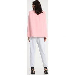 Lavish Alice FITTED CAPE Żakiet pink. Czerwone kurtki damskie marki Lavish Alice, bez wzorów, z elastanu, bez kaptura. Za 379,00 zł.