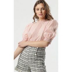 Jasnoróżowa Bluzka Alysia. Różowe bluzki damskie Born2be, s, bez wzorów, z koronki, eleganckie, z okrągłym kołnierzem, z krótkim rękawem. Za 79,99 zł.