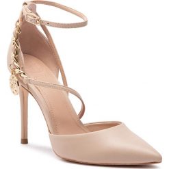 Szpilki GUESS - FL5BRI LEA08 CREAM. Brązowe półbuty damskie marki Guess, z aplikacjami, ze skóry ekologicznej, eleganckie, bez obcasa, na obcasie, bez zapięcia. Za 779,00 zł.