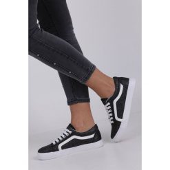 Czarne trampki brokatowe sznurowane casu bl132p. Czarne trampki dziewczęce Casu, bez wzorów, ze skóry ekologicznej, na sznurówki. W wyprzedaży za 59,99 zł.