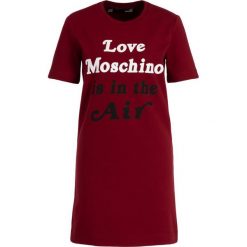 Sukienka codzienna LOVE MOSCHINO W5A0209E 1958. Czerwone sukienki damskie Love Moschino, na co dzień, bez wzorów, z elastanu, bez kołnierzyka, bez rękawów, proste. W wyprzedaży za 359,00 zł.