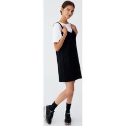 Sukienka mini z suwakiem na plecach. Sukienki małe czarne damskie marki Pull&Bear, z jeansu, z dekoltem na plecach. Za 89,90 zł.