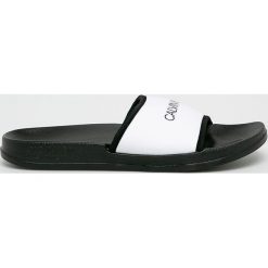 Calvin Klein Underwear - Klapki. Białe klapki damskie Calvin Klein Underwear, bez wzorów, z materiału, bez obcasa, na obcasie. W wyprzedaży za 139,90 zł.