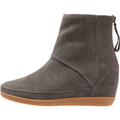 Shoe The Bear EMMY Botki na koturnie dark grey. Szare buty zimowe damskie marki Shoe The Bear, z materiału, na koturnie. W wyprzedaży za 367,95 zł.