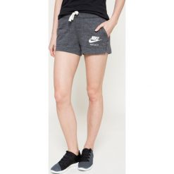 Nike Sportswear - Szorty. Szare spodenki sportowe damskie marki Nike Sportswear, s, z aplikacjami, z bawełny, sportowe. W wyprzedaży za 99,90 zł.