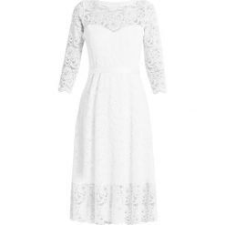 Swing Sukienka koktajlowa off white. Białe sukienki koktajlowe marki Swing, z materiału. W wyprzedaży za 377,40 zł.