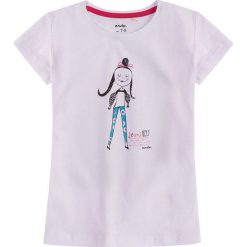 Endo - Top dziecięcy 134-152 cm. Białe bluzki dziewczęce Endo, z nadrukiem, z bawełny, z okrągłym kołnierzem, bez rękawów, bez kaptura. W wyprzedaży za 29,90 zł.