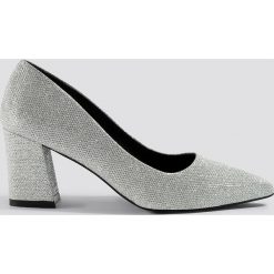 NA-KD Shoes Błyszczące czółenka na słupku - Silver. Szare buty ślubne damskie NA-KD Shoes, na obcasie. Za 121,95 zł.