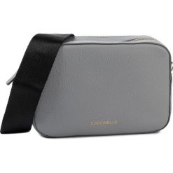Torebka COCCINELLE - EV3 Mini Bag E5 EV3 55 I1 07 Glass Y05. Szare listonoszki damskie Coccinelle, bez wzorów, ze skóry, na ramię, bez dodatków. Za 849,00 zł.
