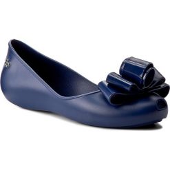 Baleriny ZAXY - Glam Fem 82259 Granat 01380 Y285051. Niebieskie baleriny damskie Zaxy, bez wzorów, z tworzywa sztucznego, klasyczne, bez obcasa, bez zapięcia. W wyprzedaży za 99,00 zł.