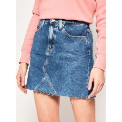 Spódnica jeansowa Tommy Jeans DW0DW08292. Niebieskie spódniczki damskie Tommy Jeans, bez wzorów, z bawełny. W wyprzedaży za 249,00 zł.