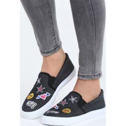 Czarne Slip On Raya. Czarne trampki i tenisówki damskie Born2be, z aplikacjami, bez zapięcia. Za 39,99 zł.