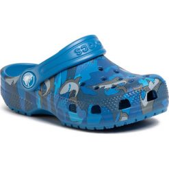 Klapki CROCS - Classic Shark Clog Ps 206147 Prep Blue. Niebieskie sandały chłopięce Crocs, z tworzywa sztucznego, bez zapięcia. Za 129,00 zł.