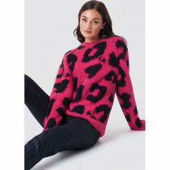 Rut&Circle Sweter Leopard - Pink. Różowe swetry klasyczne damskie Rut&Circle, z materiału, z okrągłym kołnierzem. Za 202,95 zł.