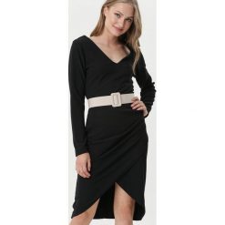Czarna Sukienka Ardeer. Czarne sukienki damskie Born2be, s, w paski, bez kołnierzyka, bez rękawów, długie, midi, dopasowane. Za 119,99 zł.