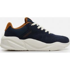 Sneakersy z kontrastującą podeszwą - Granatowy. Niebieskie sneakersy męskie Cropp, bez zapięcia. Za 139,99 zł.