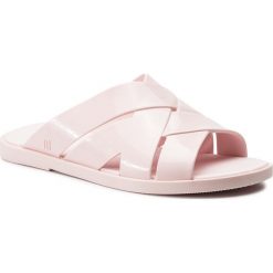 Klapki MELISSA - Breeze Ad 32545 Pink 01560. Różowe klapki damskie Melissa, bez wzorów, z tworzywa sztucznego, bez obcasa, na obcasie. W wyprzedaży za 239,00 zł.