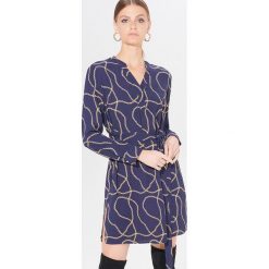Tunika z motywem chain print - Niebieski. Niebieskie tuniki damskie Mohito, bez wzorów, bez kołnierzyka, bez rękawów. Za 89,99 zł.