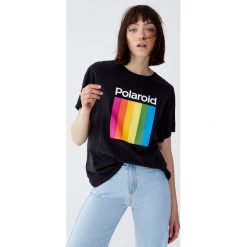 Koszulka Polaroid z kolorowym logo. Szare koszulki damskie Pull&Bear, bez wzorów, bez kołnierzyka. Za 59,90 zł.