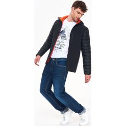 T-SHIRT MĘSKI Z NADRUKIEM. Białe t-shirty męskie marki Top Secret, na zimę, xl, z nadrukiem, z bawełny, z kontrastowym kołnierzykiem. W wyprzedaży za 19,99 zł.