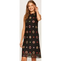 Desigual - Sukienka. Czarne sukienki damskie Desigual, na co dzień, bez wzorów, z elastanu, casualowe, z okrągłym kołnierzem, bez rękawów, mini, proste. W wyprzedaży za 349,90 zł.