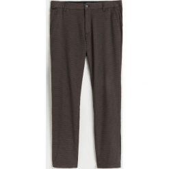 Spodnie w pepitkę slim cropped - Brązowy. Pomarańczowe spodnie męskie Reserved, bez wzorów. Za 149,99 zł.