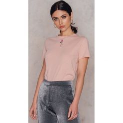 NA-KD T-shirt z haftowaną różą - Pink. Różowe t-shirty damskie marki NA-KD, z haftami, z bawełny, z klasycznym kołnierzykiem. Za 40,95 zł.