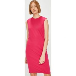 Answear - Sukienka Watch Me. Czerwone sukienki damskie ANSWEAR, na co dzień, s, bez wzorów, z dzianiny, casualowe, z okrągłym kołnierzem, bez rękawów, mini, proste. W wyprzedaży za 69,90 zł.