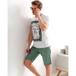 T-SHIRT Z NADRUKIEM. Białe t-shirty męskie Top Secret, na lato, xxl, z nadrukiem, z bawełny, klasyczne, z klasycznym kołnierzykiem, krótkie. W wyprzedaży za 19,99 zł.