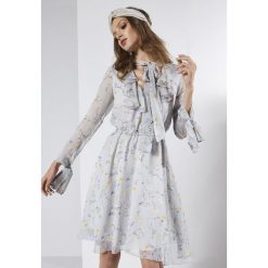 Szara Sukienka Sensationalize. Szare sukienki dziewczęce Born2be, w kwiaty, eleganckie, bez rękawów, rozkloszowane. Za 149,99 zł.