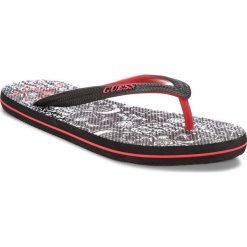 Japonki GUESS - F82Z01 BB00D P9Q5. Czarne klapki męskie Guess, z aplikacjami, z tworzywa sztucznego. W wyprzedaży za 119,00 zł.
