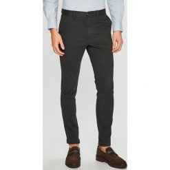 Tommy Hilfiger - Spodnie. Czarne spodnie męskie TOMMY HILFIGER, bez wzorów, z elastanu. W wyprzedaży za 299,90 zł.