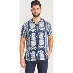 KOSZULA HAWAIAN Guess. Białe koszule męskie Guess, m, z aplikacjami, z tkaniny. Za 185,00 zł.