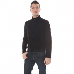 Kurtka w kolorze czarnym. Czarne kurtki męskie Just Cavalli, Calvin Klein, Lee, m. W wyprzedaży za 629,95 zł.