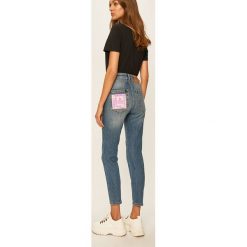 Iceberg - Jeansy Tasche. Niebieskie jeansy damskie Iceberg, bez wzorów, z elastanu, z podwyższonym stanem. Za 1149,00 zł.