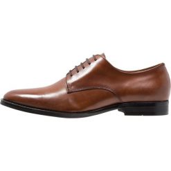 Steve Madden PACER Eleganckie buty tan. Brązowe buty wizytowe męskie Steve Madden, z materiału, na sznurówki. Za 509,00 zł.