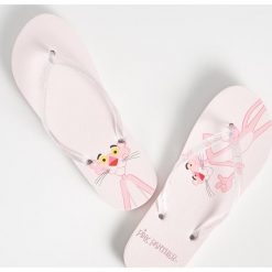 Klapki Różowa Pantera - Różowy. Różowe klapki damskie Sinsay, bez wzorów, bez obcasa. Za 14,99 zł.
