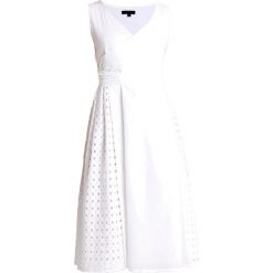 Cortefiel SLEEVELESS MIDI DRESS WITH EMBROIDED EVASE SKIRT Sukienka letnia white. Białe sukienki letnie marki Cortefiel, xs, z bawełny, midi. Za 379,00 zł.
