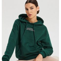 Bluza typu kangurka z napisem - Turkusowy. Niebieskie bluzy damskie Cropp, s, z napisami, bez rękawów, bez kaptura. Za 79,99 zł.