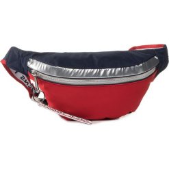 Saszetka nerka TOMMY JEANS - Tjw Logo Tape Bumbag Cb AW0AW08048 0F4. Czerwone nerki damskie Tommy Jeans, bez wzorów, z jeansu, młodzieżowe, bez dodatków. W wyprzedaży za 209,00 zł.