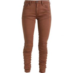 GStar 5620 STAQ 3D MID SKINNY COJ Jeansy Slim Fit dark plum. Brązowe rurki damskie G-Star, z elastanu. W wyprzedaży za 389,40 zł.