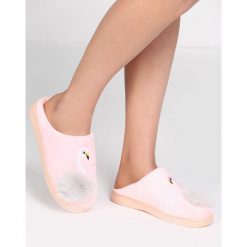 Jasnoróżowe Kapcie Mind. Szare kapcie damskie marki Born2be. Za 29,99 zł.