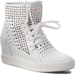 Sneakersy CARINII - B4412 G34-000-000-B88. Białe półbuty damskie marki Carinii, na co dzień, bez wzorów, ze skóry, bez obcasa, na koturnie, bez zapięcia. W wyprzedaży za 229,00 zł.