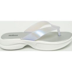 Melissa - Japonki. Fioletowe klapki damskie Melissa, bez wzorów, z gumy, bez obcasa, na obcasie. W wyprzedaży za 159,90 zł.