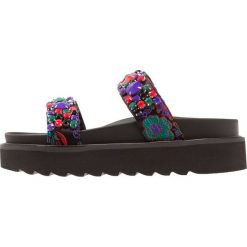 Steve Madden PEIGI Klapki bright multicolor. Czarne chodaki damskie Steve Madden, z materiału. W wyprzedaży za 344,25 zł.