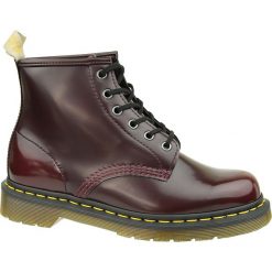 Dr. Martens Vegan 101 23985600 buty zimowe, glany uniseks bordowe 46. Czerwone glany męskie Dr. Martens, na zimę, ze skóry, na sznurówki. W wyprzedaży za 599,99 zł.