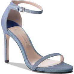 Sandały STUART WEITZMAN - 105Nudisttraditional YL53443 Ice Blue Nighttime. Niebieskie klapki damskie marki Stuart Weitzman, bez wzorów, ze skóry, bez obcasa, na obcasie. W wyprzedaży za 919,00 zł.