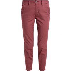 GStar BRONSON MID SKINNY CHINO Chinosy dark berry mist. Fioletowe rurki damskie G-Star, z elastanu. W wyprzedaży za 304,85 zł.
