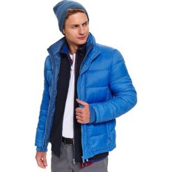 Czapka męska. Niebieskie czapki męskie na zimę, w paski, z dzianiny. W wyprzedaży za 24,99 zł.